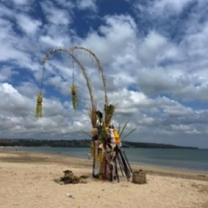 Bali sud, côte ouest : Kuta, Jimbaran et Uluwatu. Un juste milieu entre spiritualité des locaux et surtourisme 🫠.#bali #Indonesia